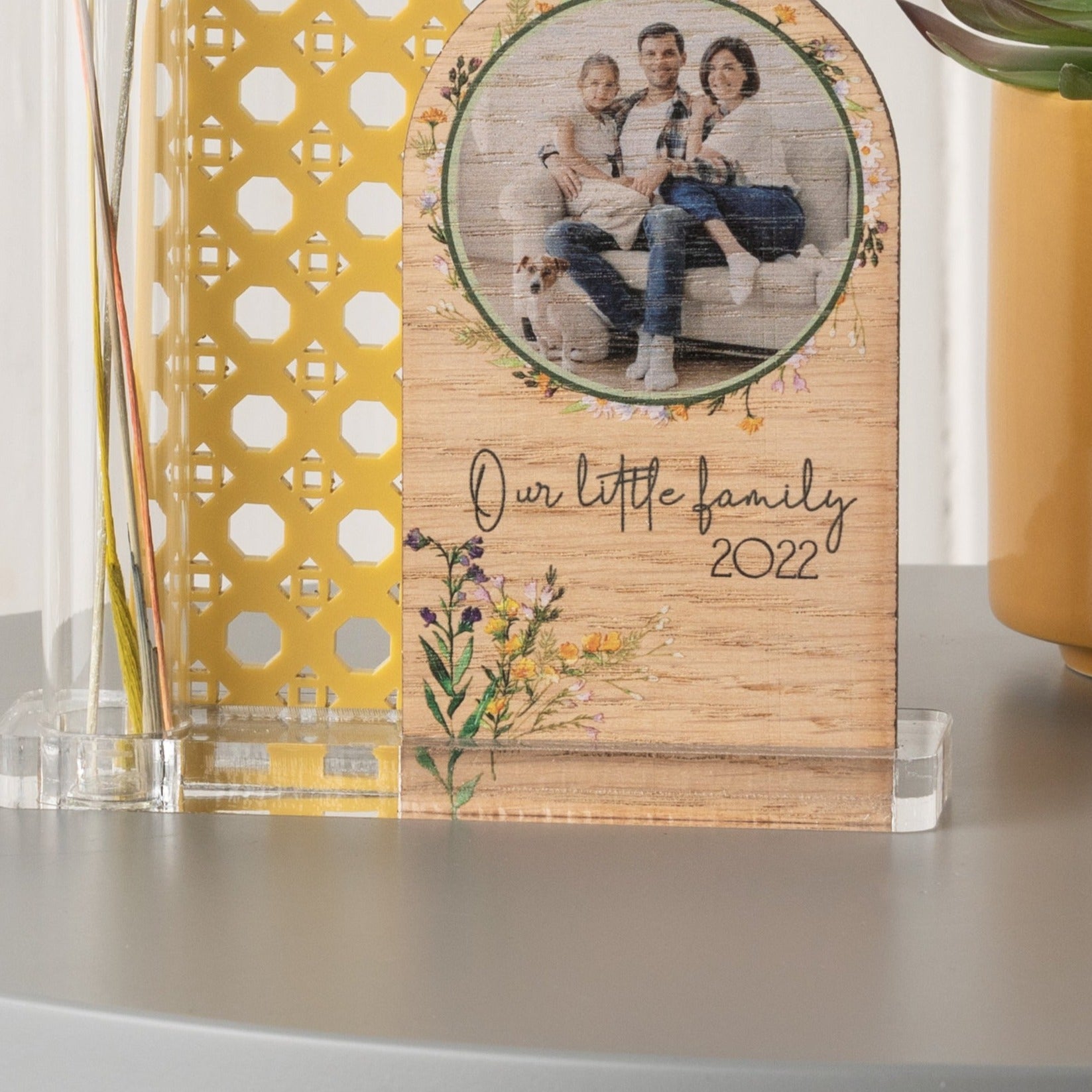 Oak Wood Family Photo Rattan Stand And Dried Flowers